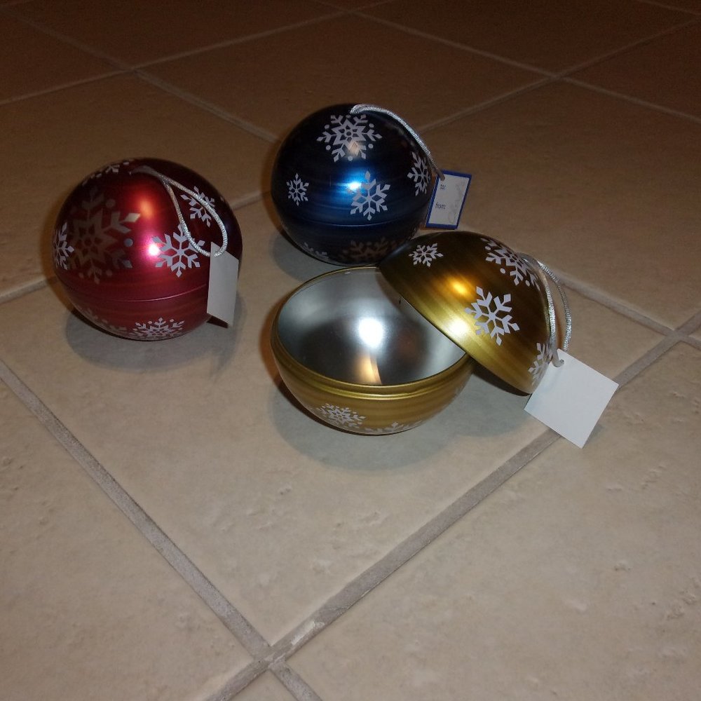 7 CHRISTMAS STORAGE BALLS